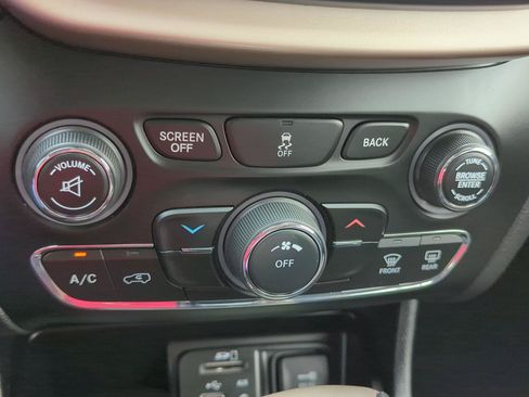 Used 2018 Jeep Cherokee Latitude w/ Safety Group AWD/4WD image 17