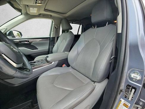 Used 2022 Toyota Highlander Limited FWD image 15