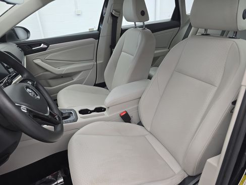 Used 2020 Volkswagen Jetta SE w/ SE Cold Weather Package FWD image 14
