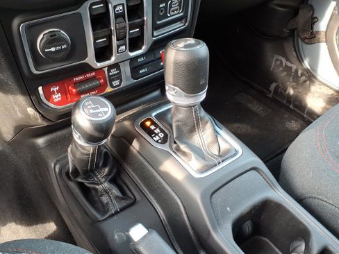 Used 2025 Jeep Wrangler Rubicon image 13