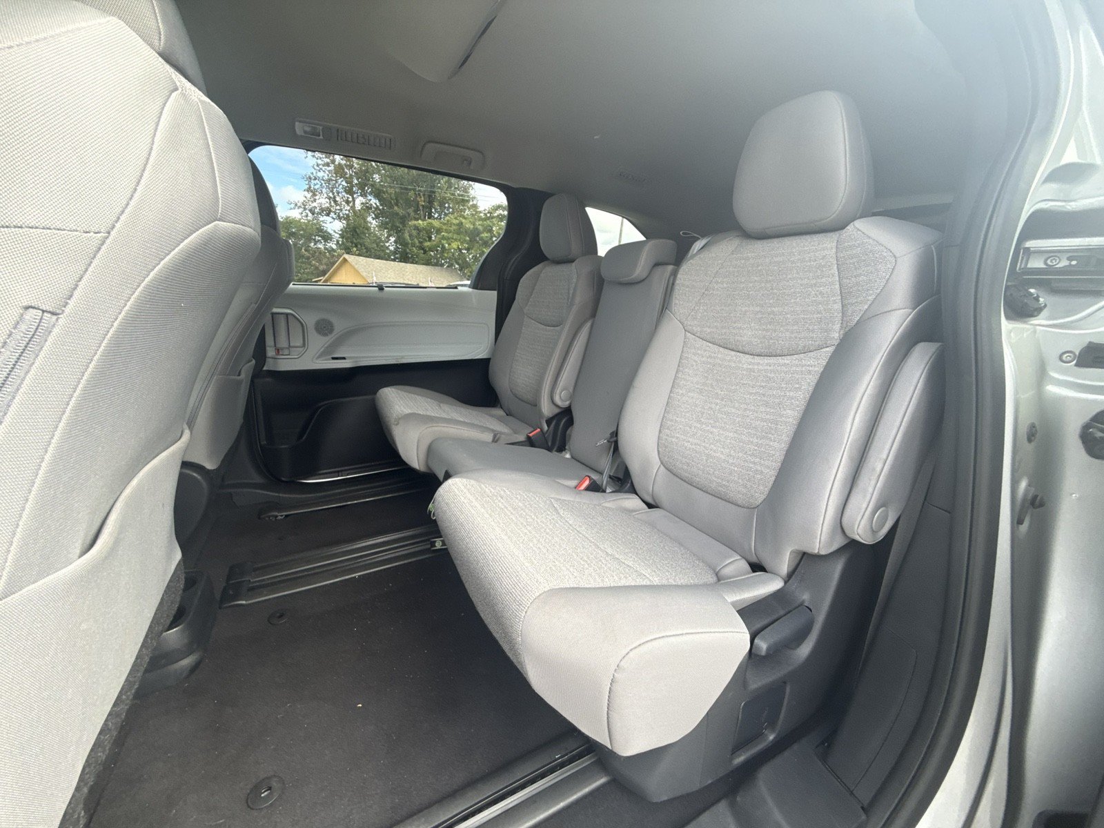 Used 2025 Toyota Sienna LE FWD image 23