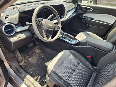 Used 2025 Chevrolet Trax LT FWD image 9