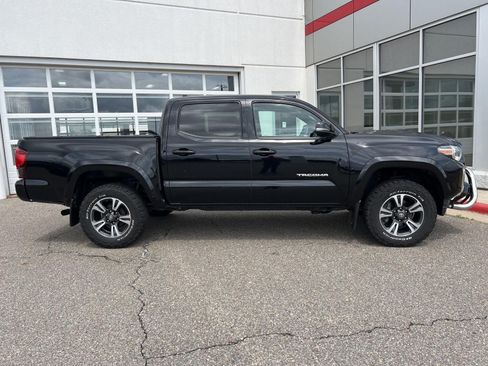Used 2019 Toyota Tacoma TRD Sport AWD/4WD image 11