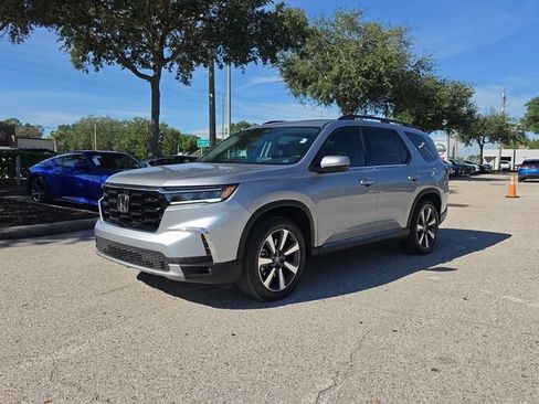 Used 2025 Honda Pilot Touring image 4