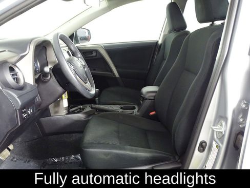 Used 2018 Toyota RAV4 LE image 8