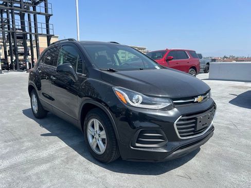 Used 2019 Chevrolet Trax LT w/ LT Convenience Package FWD image 3