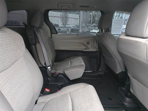 Certified 2023 Toyota Sienna LE image 13