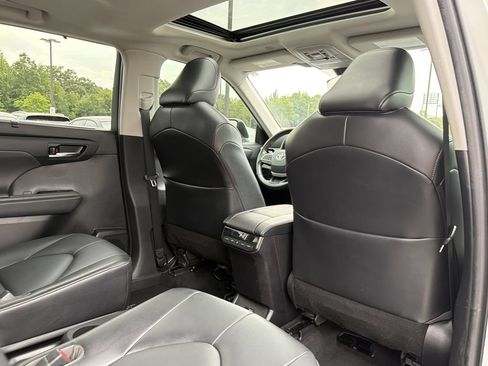 Used 2022 Toyota Highlander XLE FWD image 19