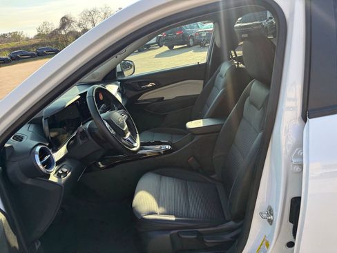 Used 2025 Chevrolet Trax LT w/ LT Convenience Package image 25