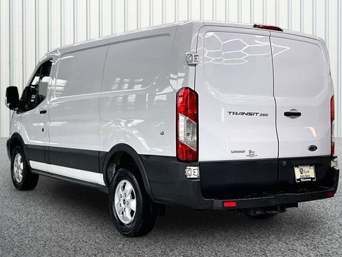 Used 2017 Ford Transit 250 130 Low Roof RWD image 4