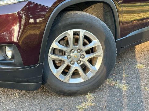 Used 2019 Chevrolet Traverse LT image 2