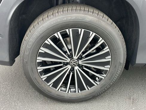 Certified 2025 Volkswagen Tiguan S FWD image 29