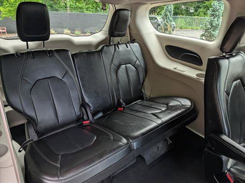 Used 2020 Chrysler Voyager Lxi FWD image 17
