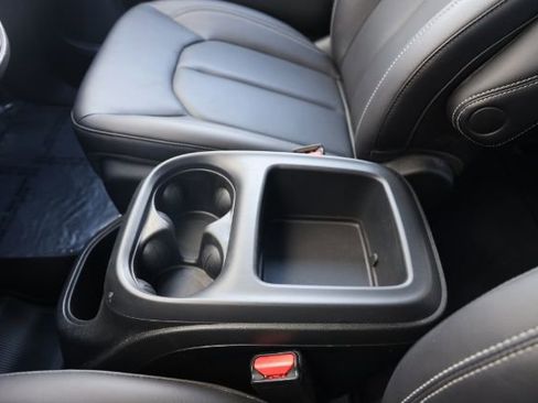 Used 2026 Chrysler Pacifica Select image 46