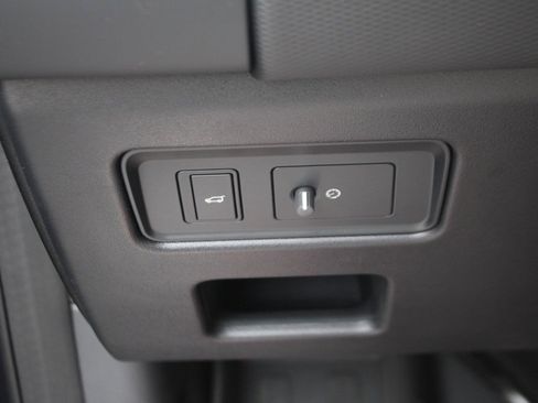 Certified 2024 Land Rover Discovery Dynamic SE image 10