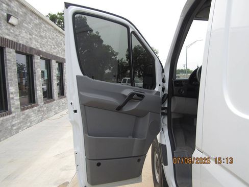 Used 2018 Mercedes-Benz Sprinter 2500 image 9