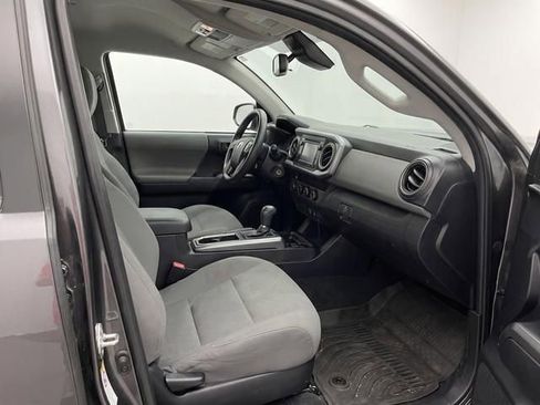 Used 2019 Toyota Tacoma SR5 AWD/4WD image 4