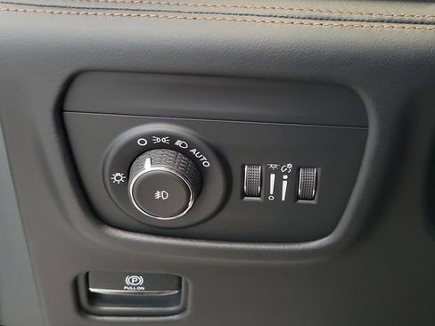 Used 2026 Jeep Grand Cherokee Summit w/ Obsidian Package AWD/4WD image 24
