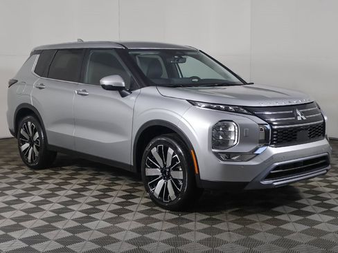 New 2026 Mitsubishi Outlander SE image 2