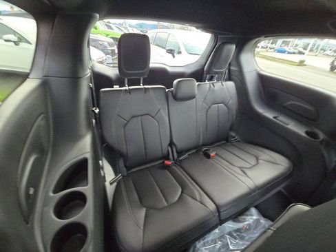 New 2026 Chrysler Pacifica Select image 14