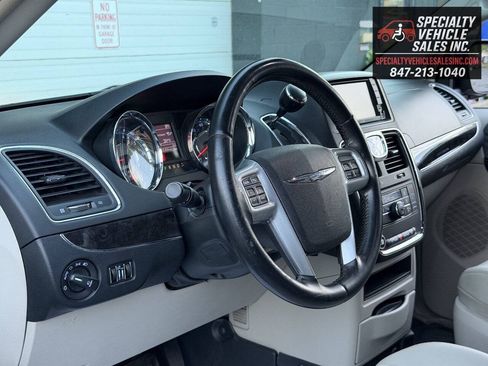 Used 2013 Chrysler Town & Country Touring FWD image 32