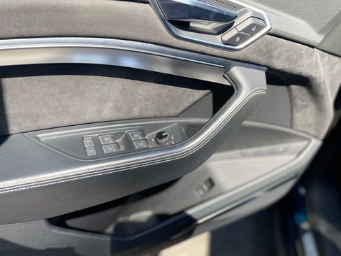 Used 2019 Audi e-tron Prestige w/ Prestige Package AWD/4WD image 10