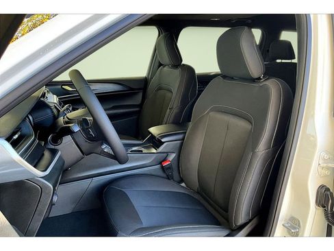 New 2025 Jeep Grand Cherokee L Laredo image 10