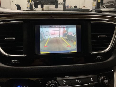 Used 2018 Chrysler Pacifica Touring Plus image 19