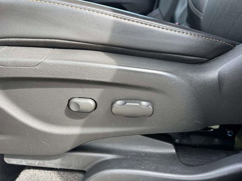 Used 2021 Chevrolet Trax LT w/ LT Convenience Package AWD/4WD image 17