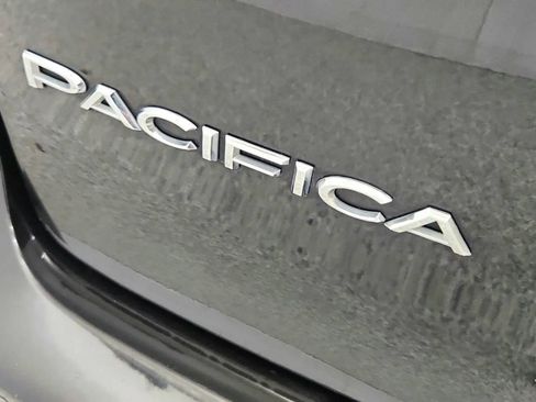 Used 2023 Chrysler Pacifica Touring-L FWD image 35