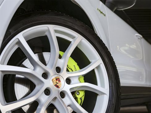 Certified 2023 Porsche Cayenne Platinum Edition image 12