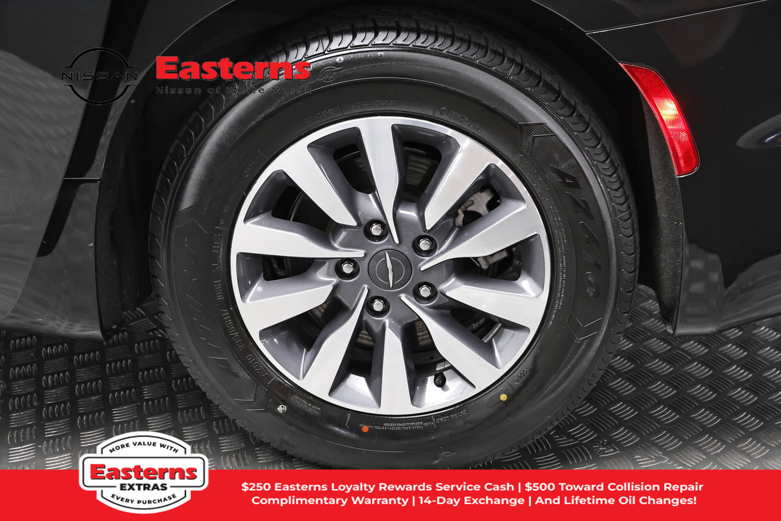 Used 2023 Chrysler Pacifica Touring-L FWD image 8