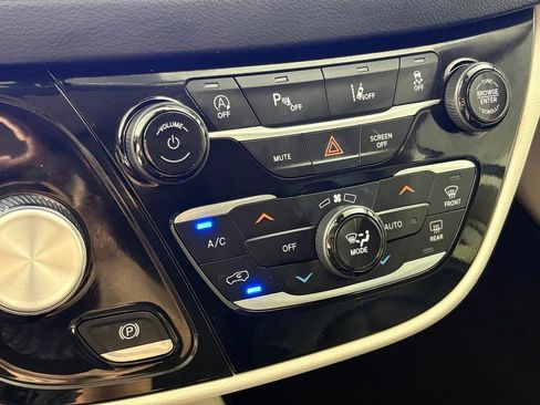 Used 2023 Chrysler Pacifica Touring-L FWD image 35