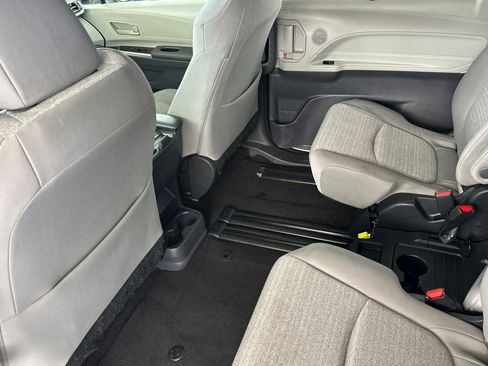 Used 2023 Toyota Sienna LE FWD image 12