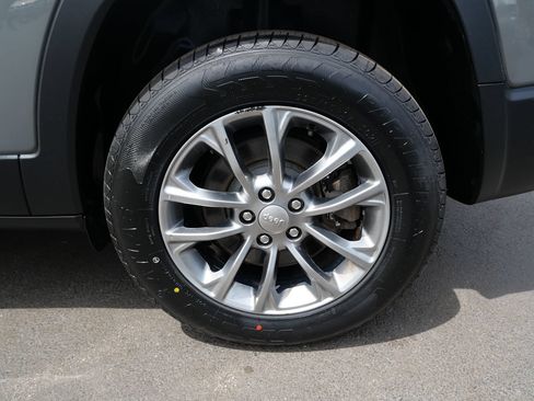 Used 2019 Jeep Cherokee Latitude Plus w/ Cold Weather Group AWD/4WD image 37