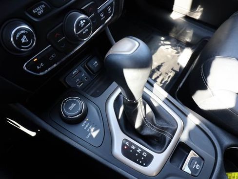 Used 2018 Jeep Cherokee Limited image 60