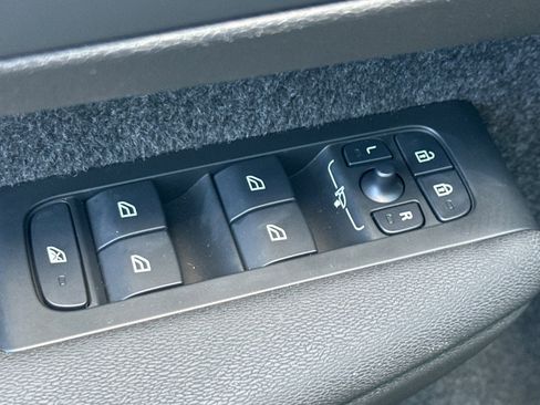 Certified 2025 Volvo XC40 B5 Plus image 16