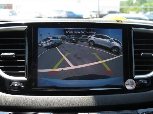 Used 2025 Chrysler Pacifica Select FWD image 12