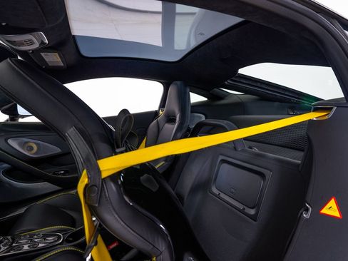 Used 2022 McLaren GT RWD image 23