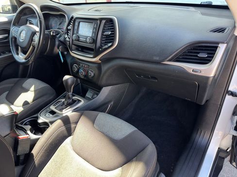 Used 2015 Jeep Cherokee Sport image 15