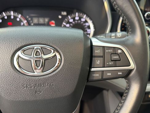 Used 2023 Toyota Highlander XLE FWD image 22