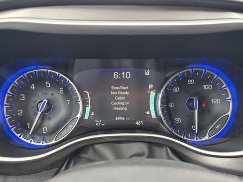 Used 2023 Chrysler Pacifica Touring-L image 14