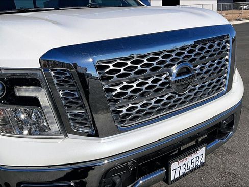 Used 2018 Nissan Titan SL image 28