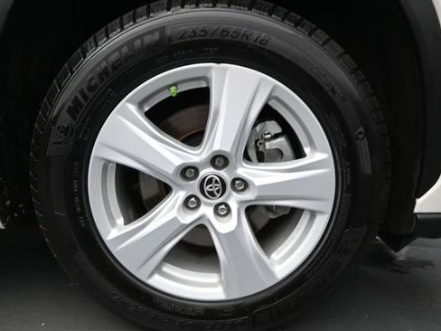 Used 2020 Toyota Highlander LE FWD image 18