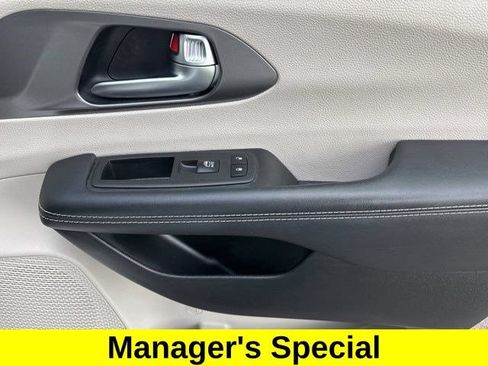 Used 2023 Chrysler Pacifica Touring-L FWD image 38