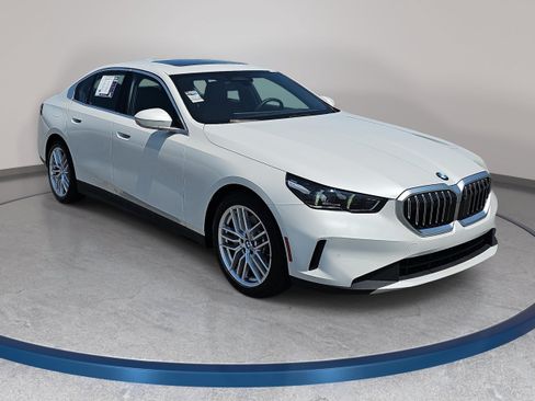 Used 2024 BMW 530i xDrive w/ Premium Package AWD/4WD image 3