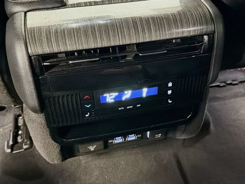 Used 2022 Jeep Wagoneer Series III AWD/4WD image 28