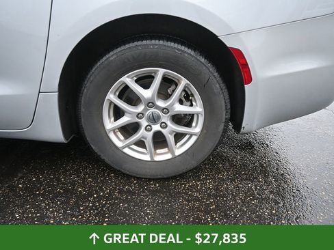 Used 2024 Chrysler Pacifica Touring-L image 19