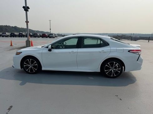 Used 2020 Toyota Camry SE FWD image 6