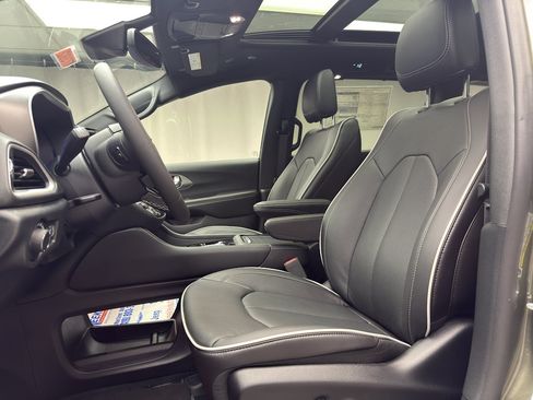 New 2027 Chrysler Pacifica Limited AWD/4WD image 7